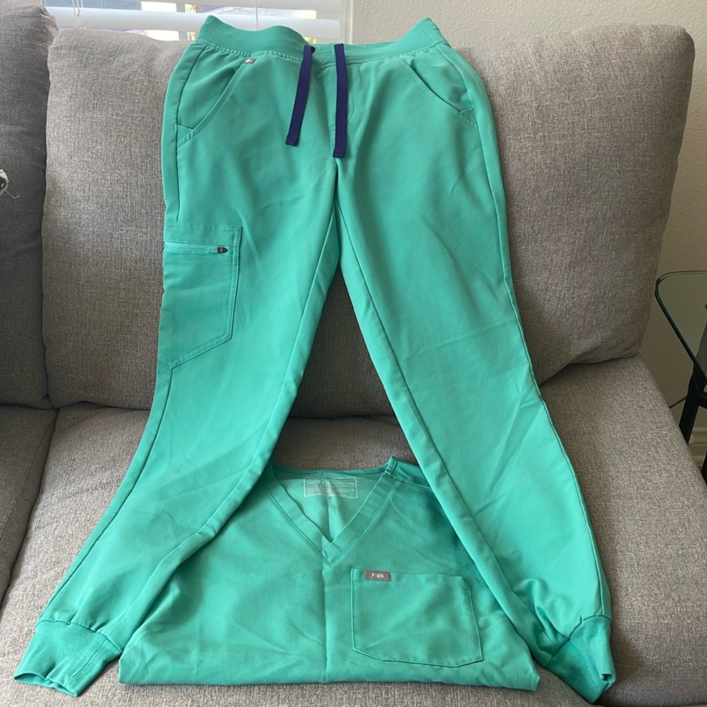 Sold as a set: Figs Surgical Green with Purple Drawstring